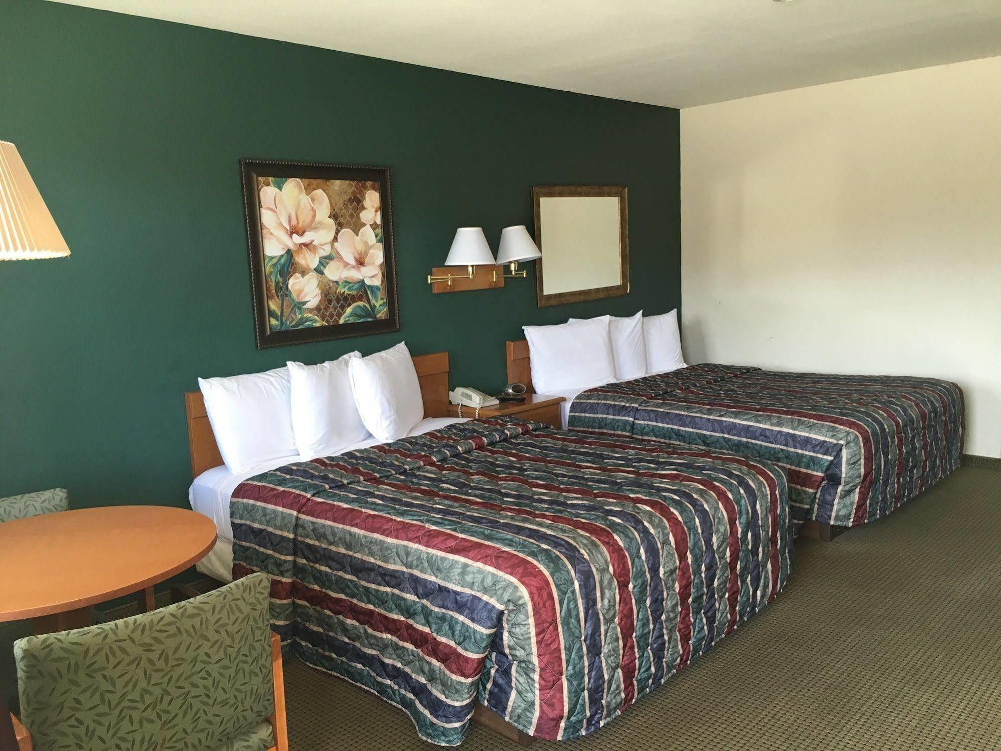The Monticello Inn Экстерьер фото