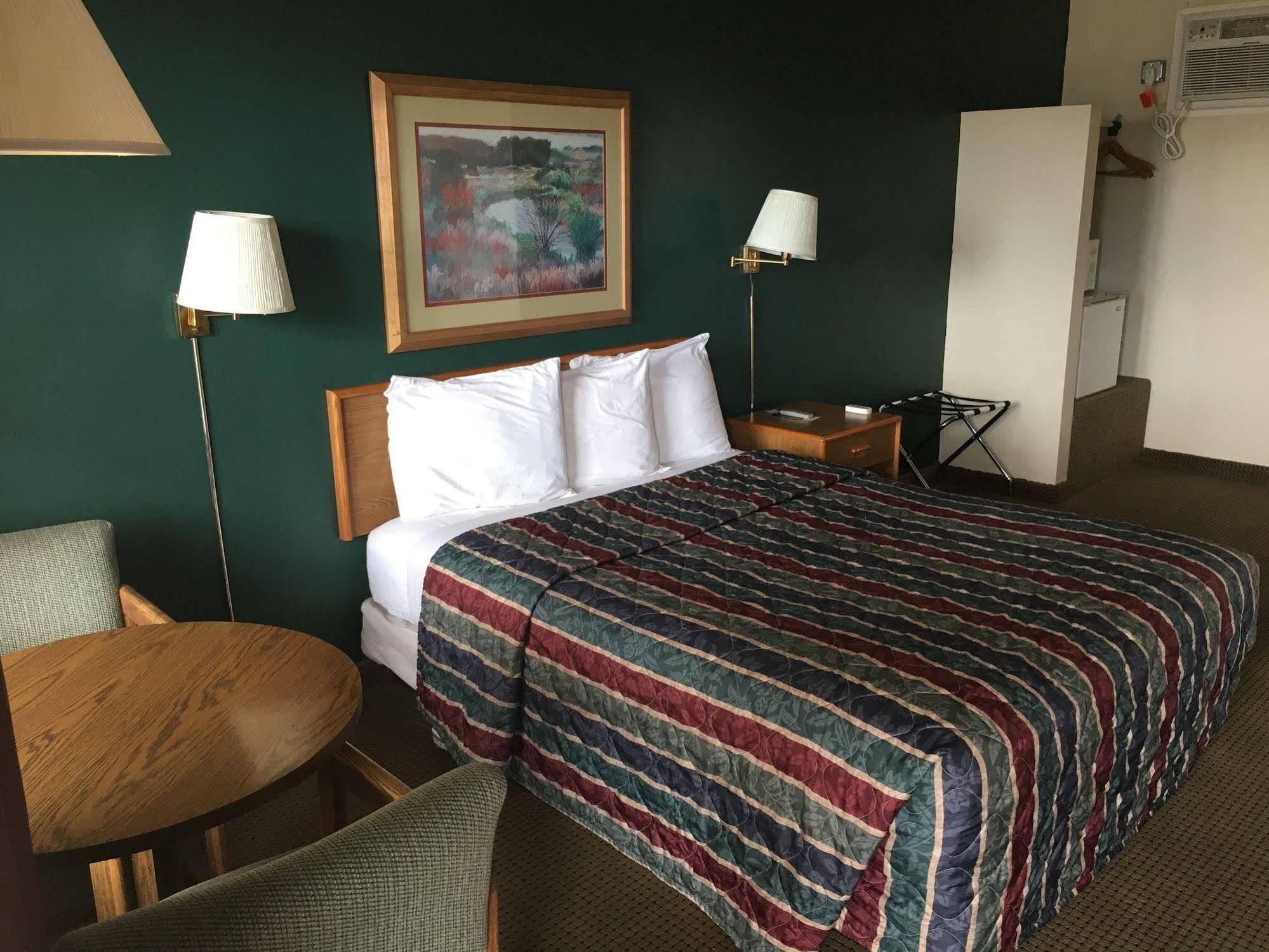 The Monticello Inn Экстерьер фото